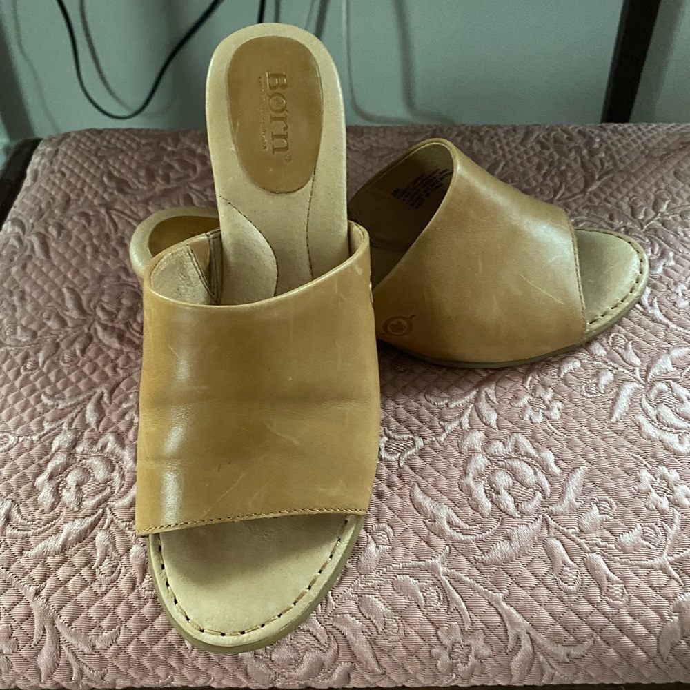Born, leather sandal.